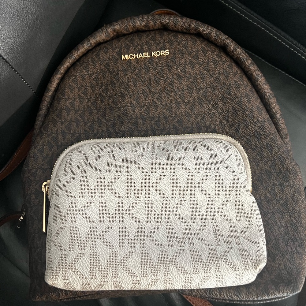 It’s a backpack and wallet set. I only used it for a few months.